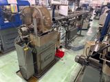 une machine placée au milieu d'une pièce