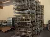 une grande pile de cages dans un entrepôt rempli de palettes et de cartons