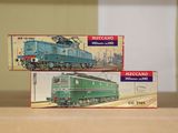 deux trains miniatures posés l'un à côté de l'autre sur une table