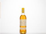 une bouteille de vin posée sur une table à côté d'un verre