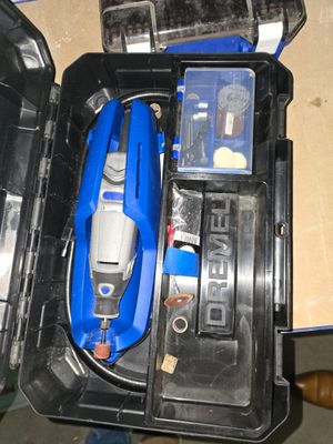 une boîte à outils avec des outils posés sur une table