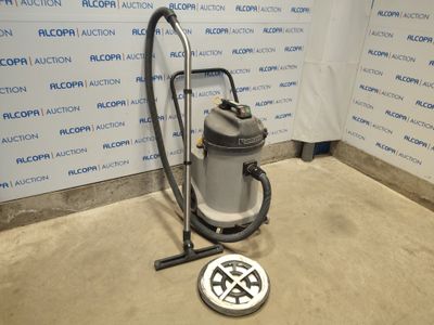 un aspirateur posé sur le sol à côté d'un mur