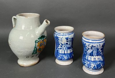 trois vases bleus et blancs posés les uns à côté des autres sur une table