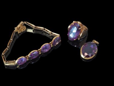 une image représentant une paire de bracelets en or et en améthyste