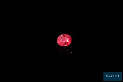 un losange rouge sur fond noir
