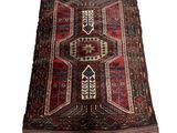 un tapis marron et rouge sur fond blanc