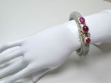une main de mannequin blanche portant un bracelet