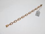 gros plan d'une chaîne de bracelets portant une étiquette