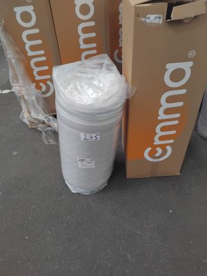 trois boîtes de papier toilette posées les unes à côté des autres par terre