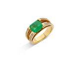 une bague en émeraude et diamant