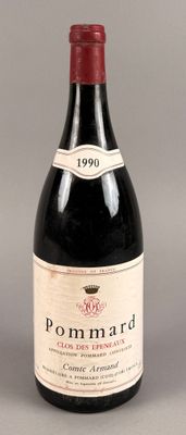 une bouteille de vin posée sur une table
