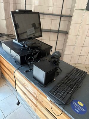 un bureau sur lequel sont posés un clavier et un écran