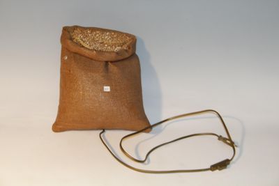 Lampe en résine à l'imitation d'un sac de blé ouvert.