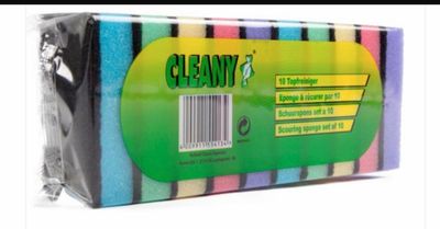 un gros plan d'une boîte d'éponges de nettoyage sur fond blanc