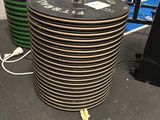 une grande pile d'assiettes en noir et blanc posée par terre