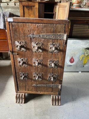 une armoire en bois sur laquelle sont fixées plusieurs poignées