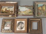cinq tableaux encadrés accrochés au mur d'une pièce
