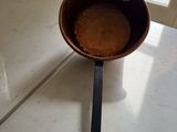 une casserole posée sur un plan de travail, avec une cuillère dedans