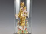 une image représentant un dôme de verre abritant une statue