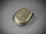 une vieille pièce d'argent et d'or sur laquelle figure une petite inscription