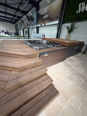 un jacuzzi au milieu d'une terrasse en bois