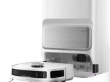 Une image représentant un aspirateur robot est exposée à côté d'un distributeur