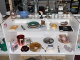 une étagère blanche sur laquelle sont posés divers objets, dans une cuisine