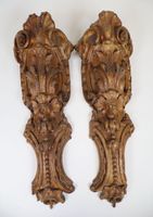 Paire d'appliques en bois sculpté à décor de rinceaux feuill…