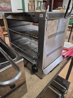 une photo d'un four grille-pain posé sur une table