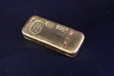 une image représentant un lingot d'or sur un fond noir