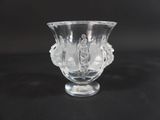 un vase en verre transparent posé sur une table