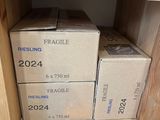 Des cartons de vin sont empilés sur une étagère dans un magasin