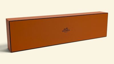 une boîte orange avec un logo sur le côté