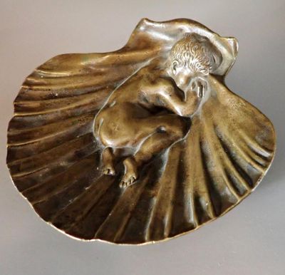 Vide-poches en bronze patiné en forme de coquille dans laque…