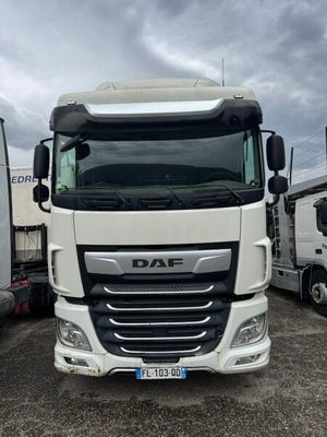 une photo d'un camion blanc garé dans un parking