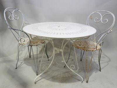 une table et des chaises blanches posées sur un sol blanc