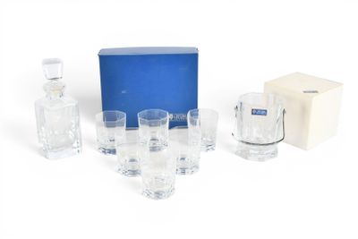 une photo représentant un lot de quatre verres et une bouteille d'eau