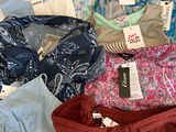 un tas de vêtements posés sur une table