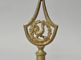 une image représentant une statue en or d'un oiseau portant une couronne sur la tête