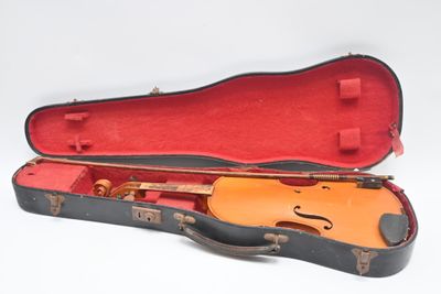 un étui à violon contenant un violon, posé sur une surface blanche