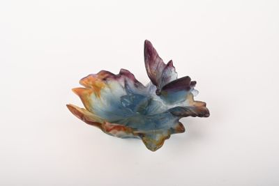 une fleur bleue et orange sur un fond blanc