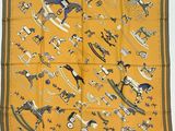 une image représentant une écharpe jaune ornée d'un motif d'avions
