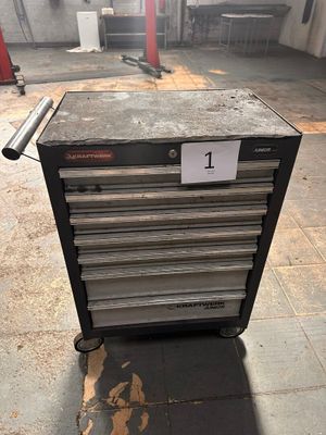 un gros plan d'une boîte à outils sur laquelle figure le chiffre 1