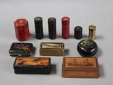 un grand nombre d'objets différents posés sur une table
