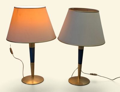 deux lampes placées l'une à côté de l'autre sur une table