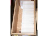 une boîte remplie de feuilles blanches posée sur une table