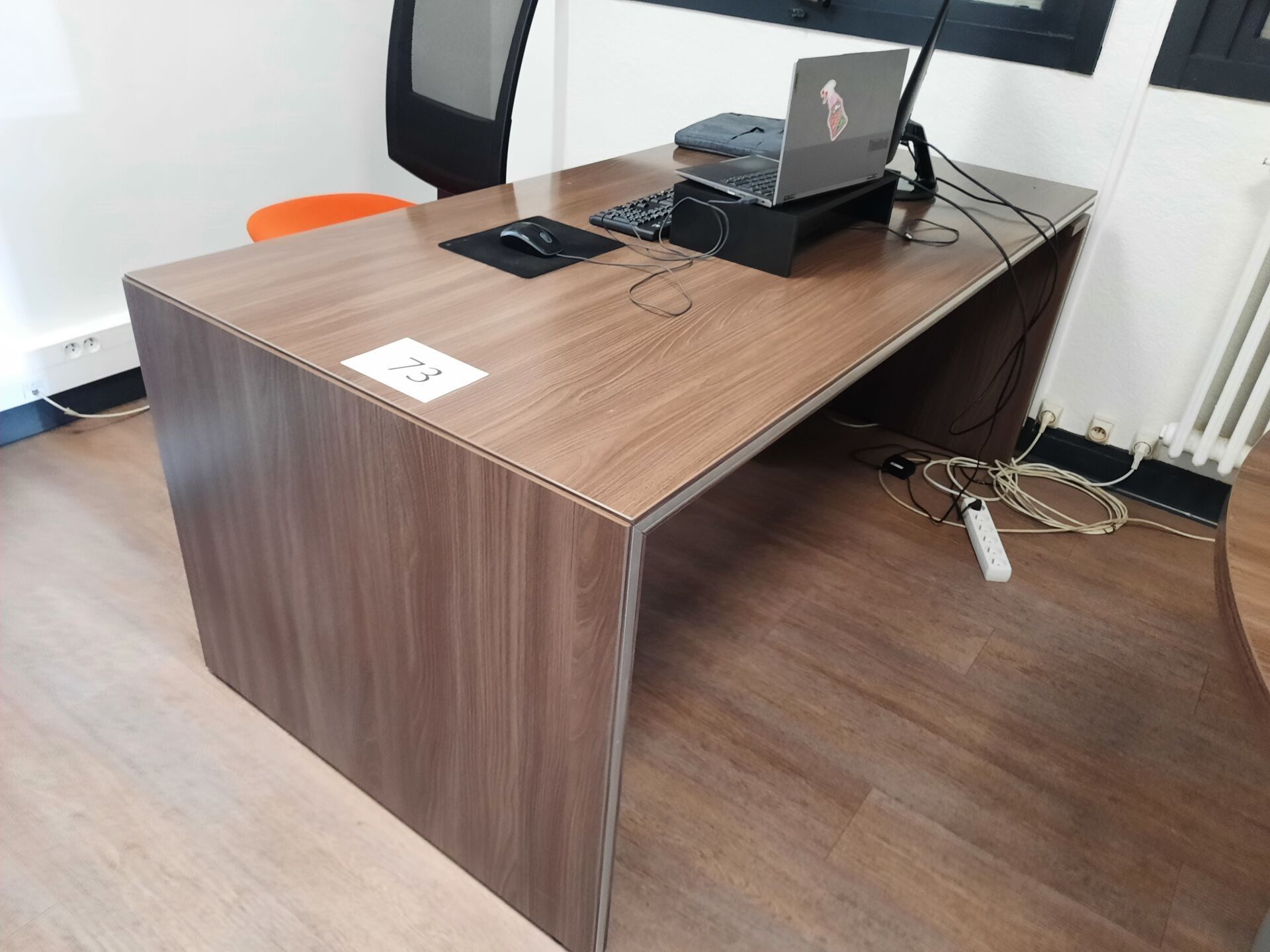 1 bureau métal et mélaminé bois avec caisson assorti