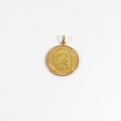 gros plan d'une pièce d'or sur une surface blanche