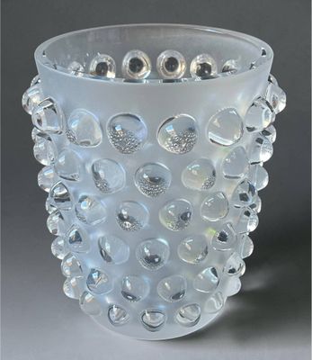 un vase en verre contenant de nombreuses bulles