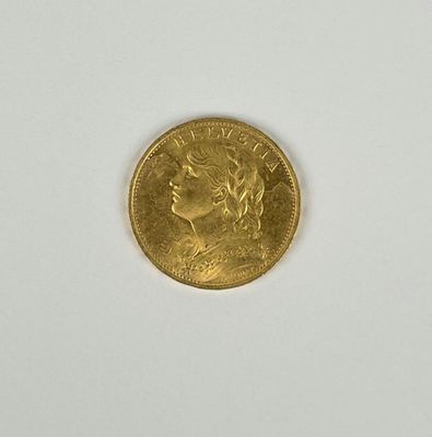gros plan d'une pièce d'or sur une surface blanche
